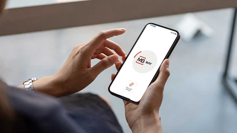 Homem a utilizar o MB Way no telemóvel